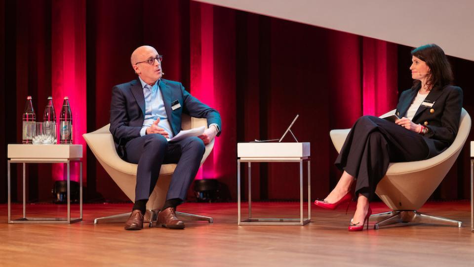 Emmanuel-Frédéric Henrion en Marie Preat van Clifford Chance spreken op de wereldwijde fondsenconferentie van het kantoor in maart 2023 in Luxemburg.