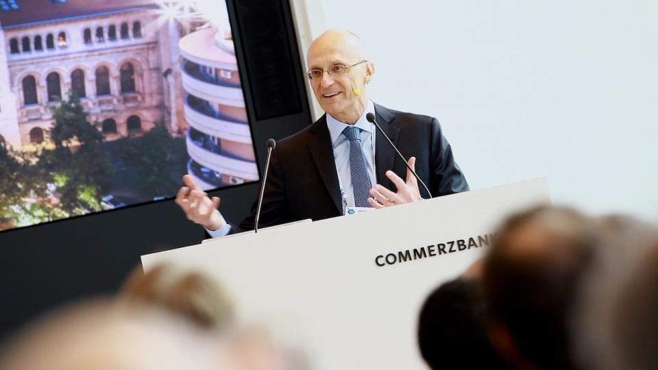 Foto van Andrea Enria tijdens een gesprek met bankiers in Frankfurt. Foto van Andrea Enria tijdens een gesprek met bankiers in Frankfurt.
