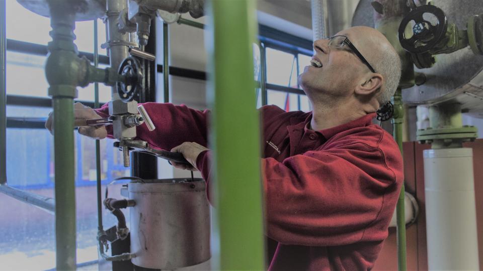 Loodgieter aan het werk Loodgieter aan het werk