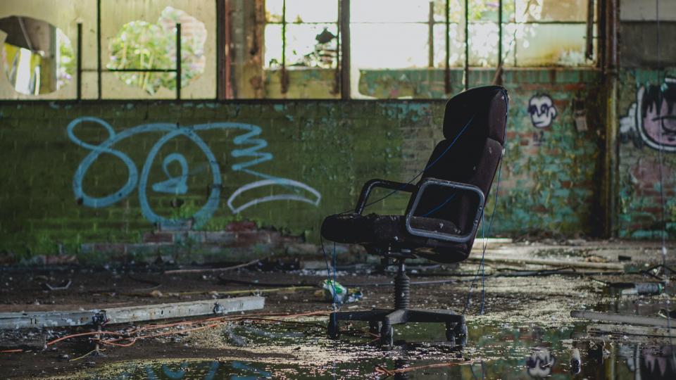 Leegstaand kantoor met gebroken raam, foto door Shane Rounce via Unsplash.j Leegstaand kantoor met gebroken raam, foto door Shane Rounce via Unsplash.j