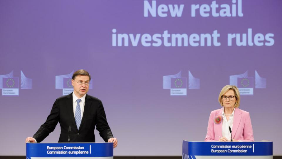 Vicevoorzitter van de Europese Commissie Valdis Dombrovskis en EU-commissaris voor financiële diensten Mairead McGuinness kondigen het pakket voor particuliere beleggers aan. Foto: Europese Commissie. Vicevoorzitter van de Europese Commissie Valdis Dombrovskis en EU-commissaris voor financiële diensten Mairead McGuinness kondigen het pakket voor particuliere beleggers aan. Foto: Europese Commissie.