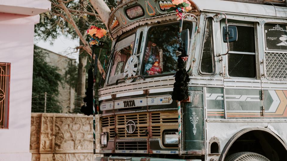 Tata Motors bus in India, foto door Annie Spratt via Unsplash Tata Motors bus in India, foto door Annie Spratt via Unsplash
