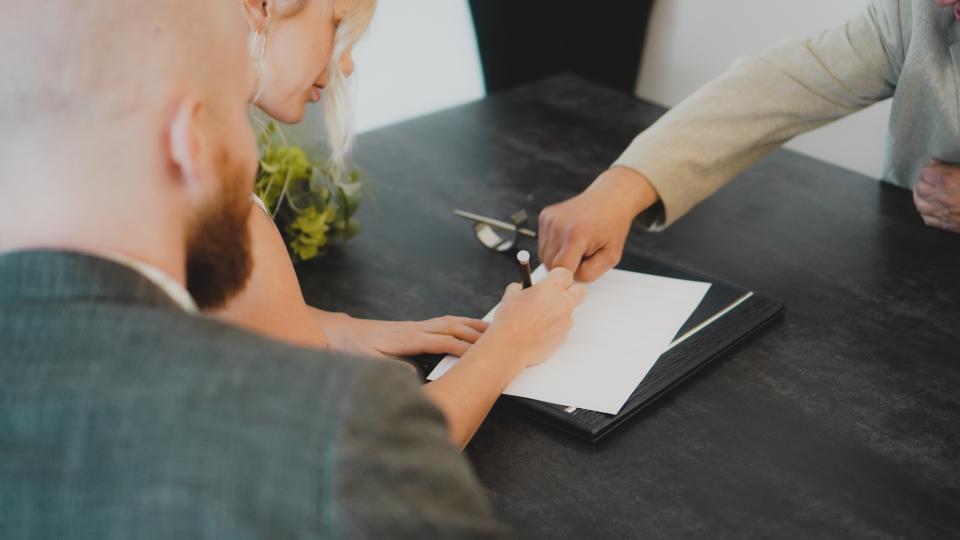 Contract tekenen, foto door Annika Wischnewsky via Unsplash Contract tekenen, foto door Annika Wischnewsky via Unsplash