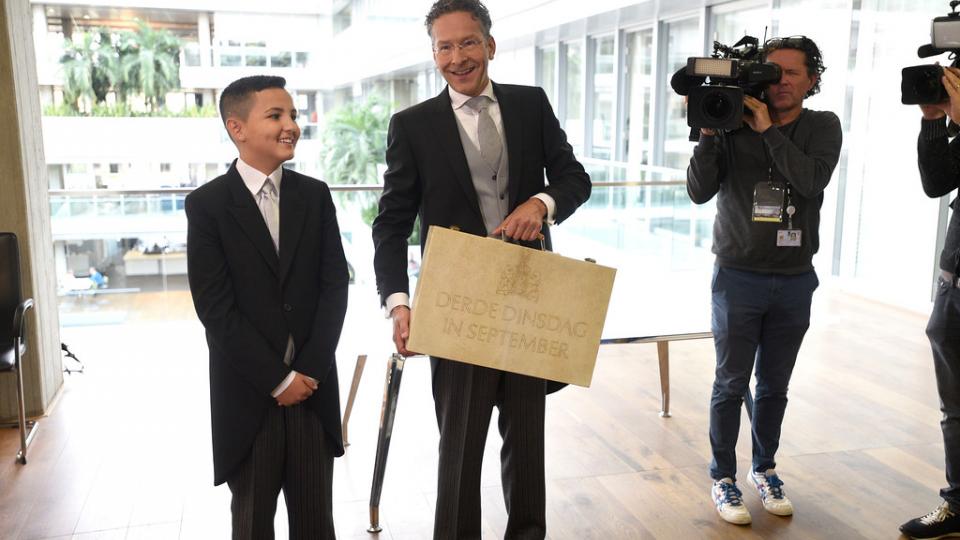 Minister Dijsselbloem met het koffertje met de Miljoenennota Minister Dijsselbloem met het koffertje met de Miljoenennota