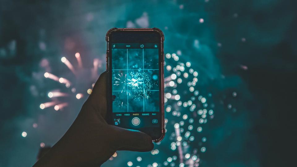 Vuurwerk gefilmd met iphone, foto door Jules PT via Unsplash Vuurwerk gefilmd met iphone, foto door Jules PT via Unsplash