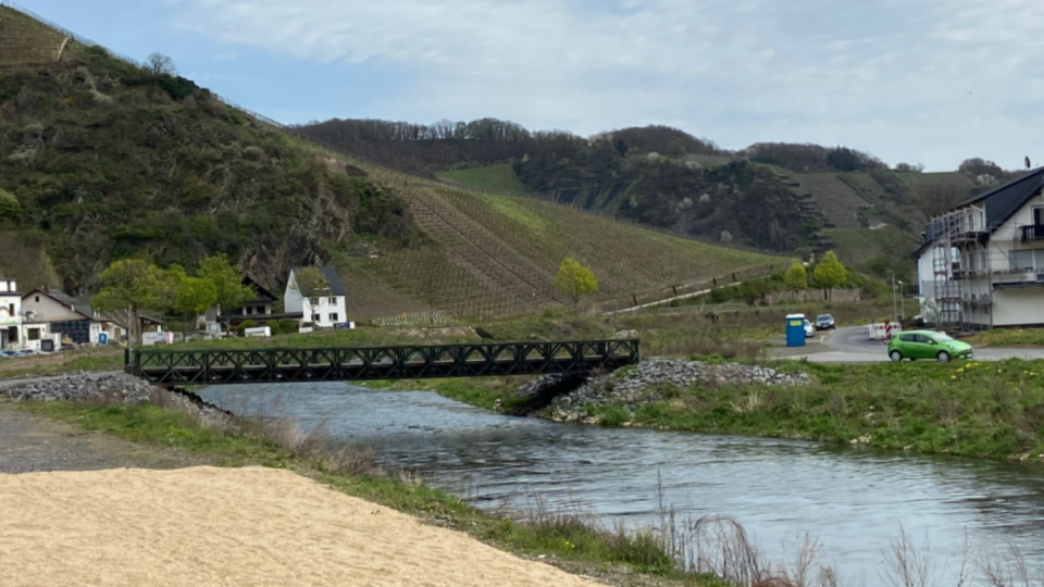 In het Duitse Ahr-gebied werden Baileybruggen geïnstalleerd na de overstromingen van 2021 die Duitsland meer dan 40 miljard euro kostten. Foto: Les Impitoyables CC-BY-2.0.