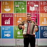 Muzikant speelt voor plakkaat met SDG's 