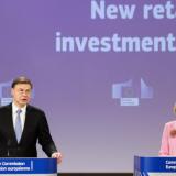 Vicevoorzitter van de Europese Commissie Valdis Dombrovskis en EU-commissaris voor financiële diensten Mairead McGuinness kondigen het pakket voor particuliere beleggers aan. Foto: Europese Commissie.