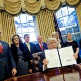 PResident Trump tekent decreet 