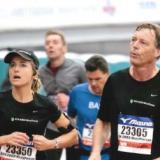 Silvia Zonneveld en Jos ter Avest van ABN Amro MeesPierson tijdens de halve marathon van Amsterdam
