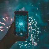 Vuurwerk gefilmd met iphone, foto door Jules PT via Unsplash